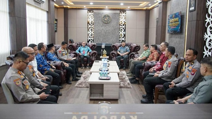 polri-kunjungi-universitas-palangka-raya-1786100854269_169