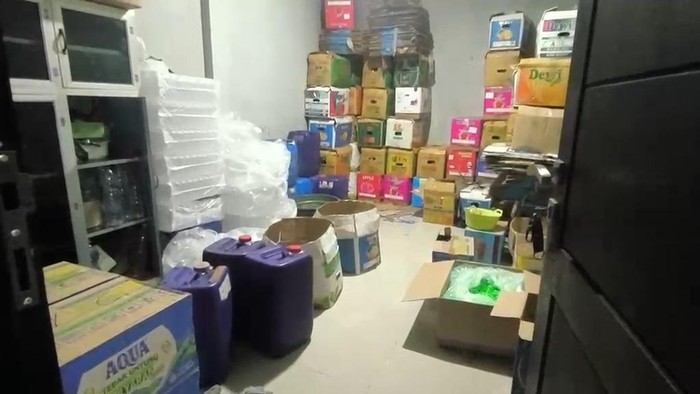 polsek-cileungsi-membongkar-kasus-minuman-keras-miras-ilegal-yang-diracik-di-sebuah-rumah-di-sukaraja-kabupaten-bogor-jawa-bar-1785947251444_169