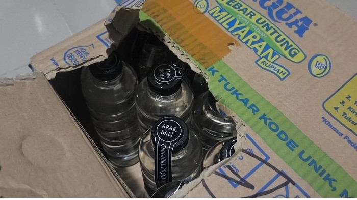 polsek-cileungsi-mengungkap-detik-detik-penggerebekan-pabrik-produksi-minuman-keras-miras-oplosan-di-sukaraja-kabupaten-bogor-1785990000852_169