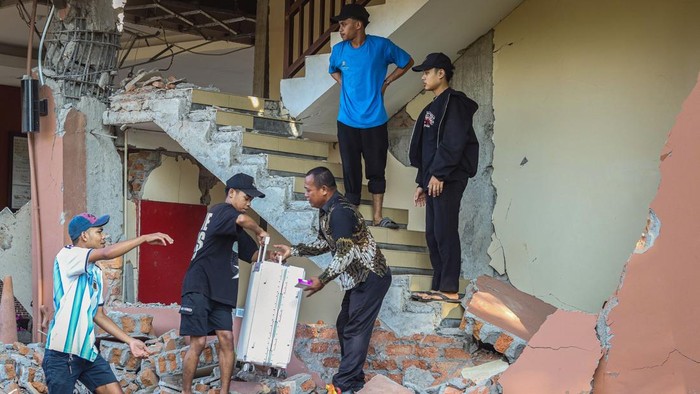 Polisi Kerahkan Anjing K-9 Cari Korban di Reruntuhan Gempa M 7 NTT