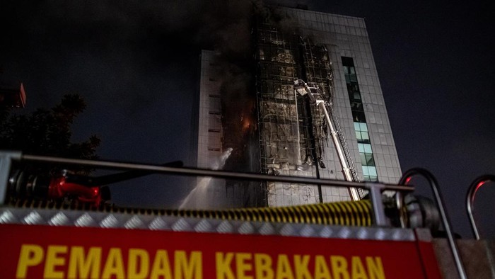 Warga Dengar 2 Kali Ledakan Saat Gedung Bapenda DKI Terbakar