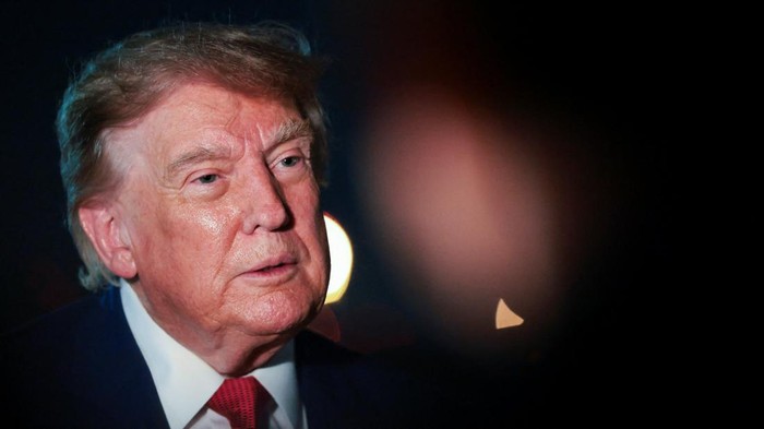 presiden-as-donald-trump-saat-berbicara-kepada-wartawan-di-pangkalan-gabungan-andrews-maryland-as-1786523099441_169-3