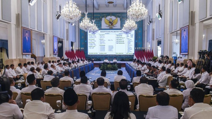 presiden-prabowo-pimpin-sidang-kabinet-paripurna-1765806819168_169