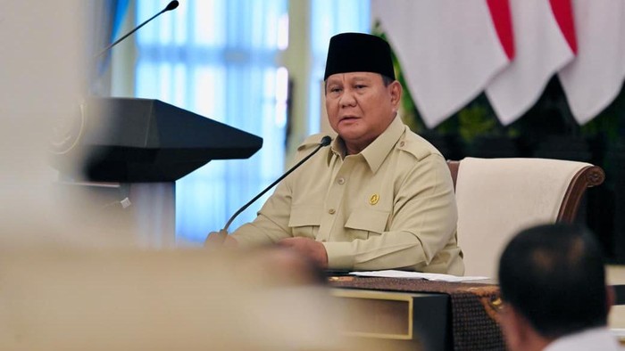 presiden-prabowo-subianto-saat-memberikan-taklimat-di-depan-para-pimpinan-kamar-dagang-dan-industri-indonesia-kadin-di-istana-1785493704749_169