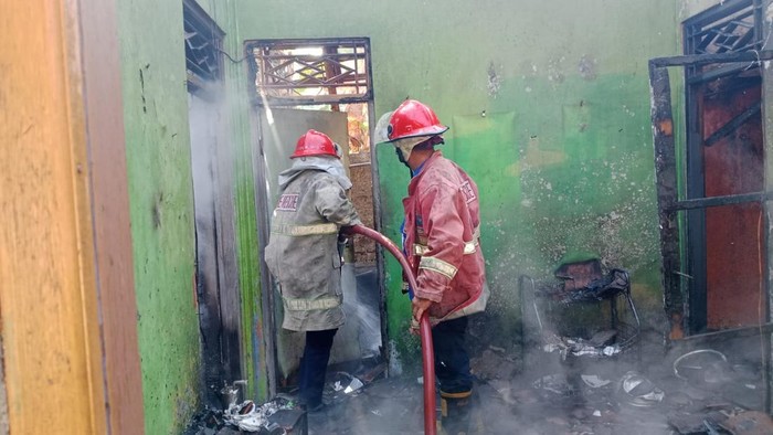 Rumah Warga di Cirebon Terbakar, Diduga Akibat Korsleting Charger HP