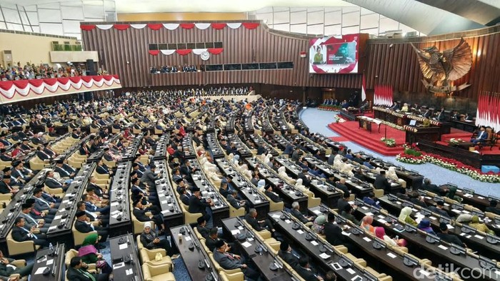 puan-pimpin-rapat-paripurna-1786696282159_169