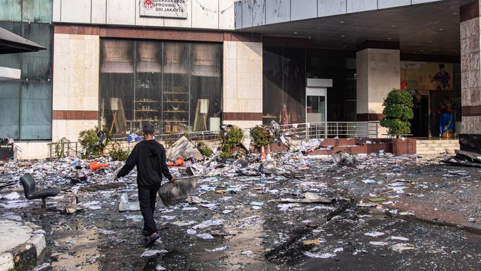 Puing Kebakaran Gedung Bapenda DKI Mulai Dibersihkan