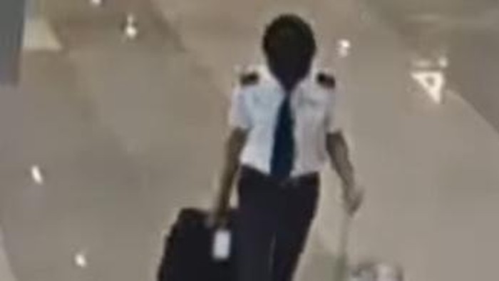rekaman-cctv-menunjukkan-gerak-gerik-kopilot-malaysia-airlines-sebelum-ditangkap-di-soetta-dok-instagram-bea-cukai-1785729571468_169