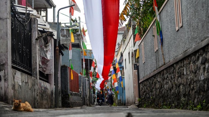 Sambut HUT RI, Warga Sulap Jalan Permukiman Jadi Lorong Merah Putih