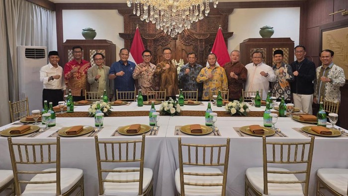 sejumlah-sekjen-partai-bertemu-di-kediaman-sekjen-gerindra-sugiono-1786629402007_169