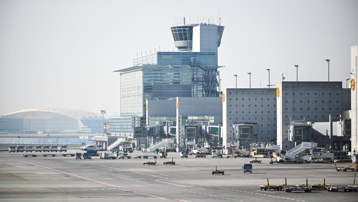 sepi-sunyi-bandara-di-jerman-saat-petugas-mogok-kerja-1741602963617_169