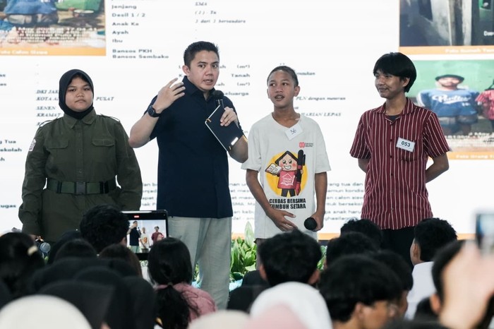seskab-teddy-dorong-anak-putus-sekolah-berani-bermimpi-besar-di-sekolah-rakyat-1786174078020