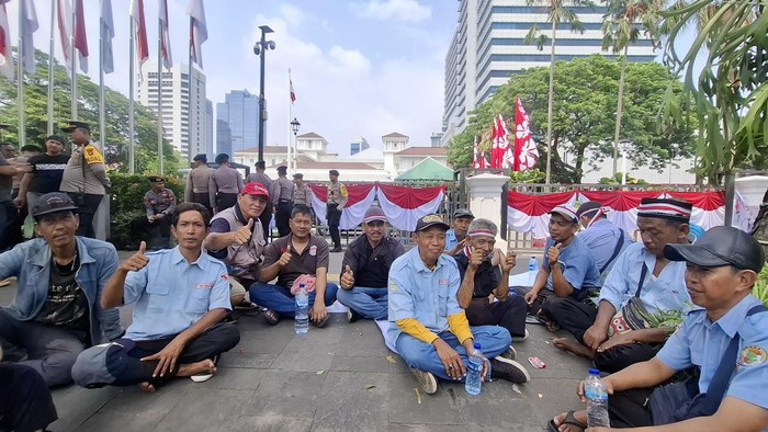 sopir-angkot-demo-di-balai-kota-jakarta-brigitta-beliadetikcom-1785990567413_169