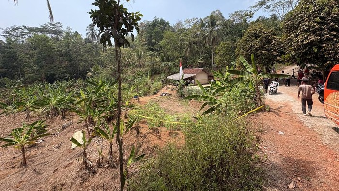 suasana-lokasi-kejadian-pembunuhan-di-kampung-ciaren-desa-karangjaya-kecamatan-karangjaya-kabupaten-tasikmalaya-1787129604394_169