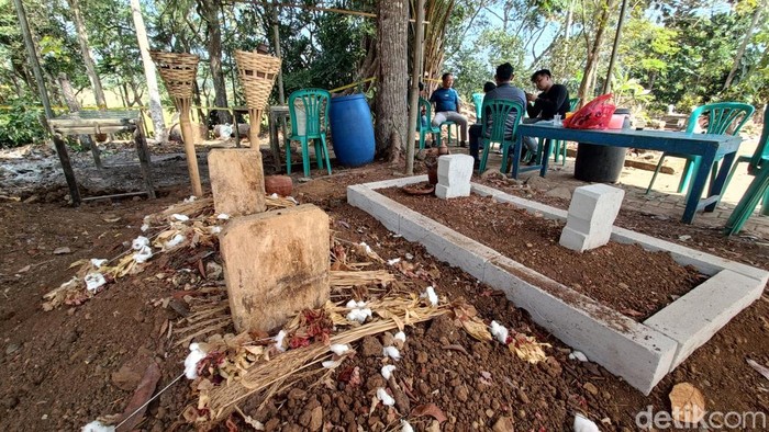 Tim Forensik Swab Jasad Sutrimo Saat Ekshumasi, Cari Penyebab Kematian