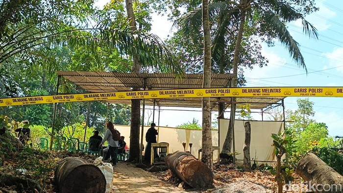 suasana-makam-sutrimo-jelang-ekshumasi-di-desa-wlahar-kecamatan-wangon-kabupaten-banyumas-selasa-1182026-1786435403861_169-2