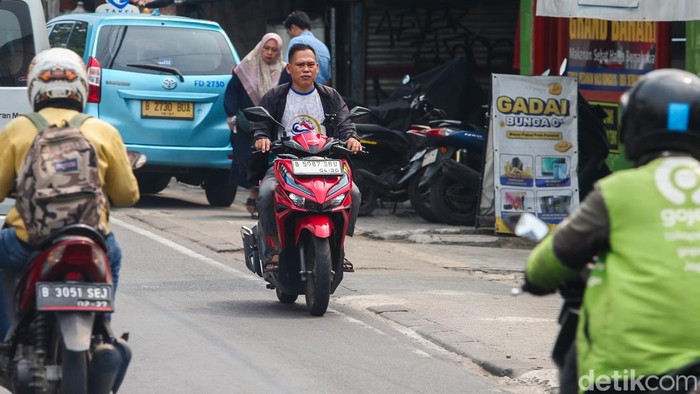 terobos-one-way-pemotor-lawan-arus-berjamaah-di-pondok-labu-1787147779656_169