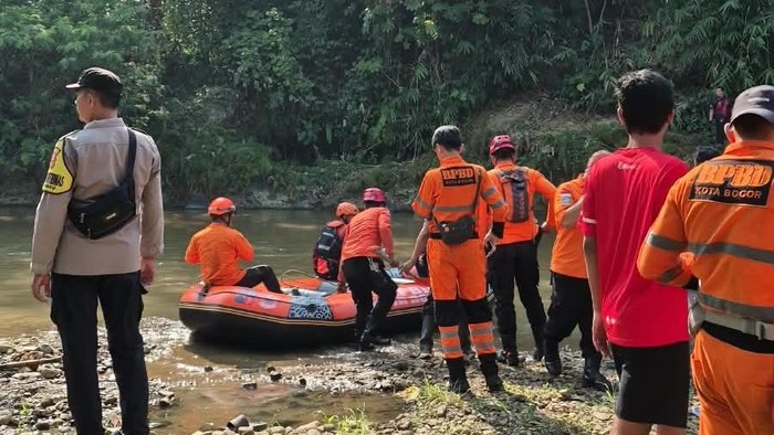 tim-sar-melakukan-pencarian-asn-pemkot-bogor-yang-jatuh-ke-sungai-cisadane-dari-atas-jembatan-1786676405666_169