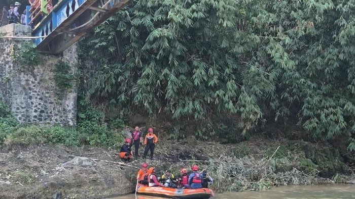 tim-sar-melakukan-pencarian-asn-pemkot-bogor-yang-jatuh-ke-sungai-cisadane-dari-atas-jembatan-1786676405748_169