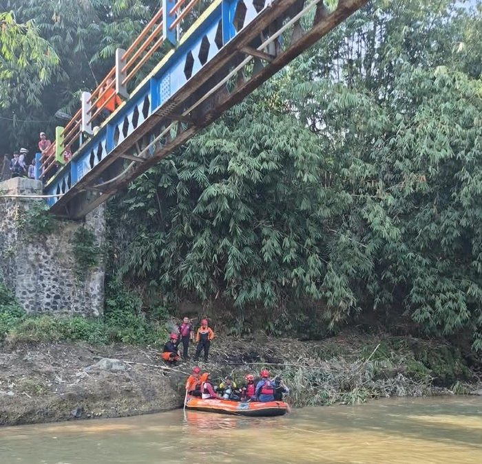 tim-sar-melakukan-pencarian-asn-pemkot-bogor-yang-jatuh-ke-sungai-cisadane-dari-atas-jembatan-1786676405748_34