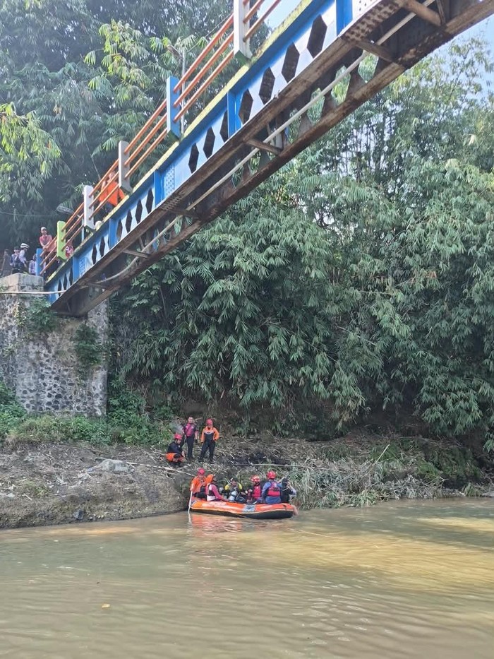 tim-sar-melakukan-pencarian-asn-pemkot-bogor-yang-jatuh-ke-sungai-cisadane-dari-atas-jembatan-1786676405748_34