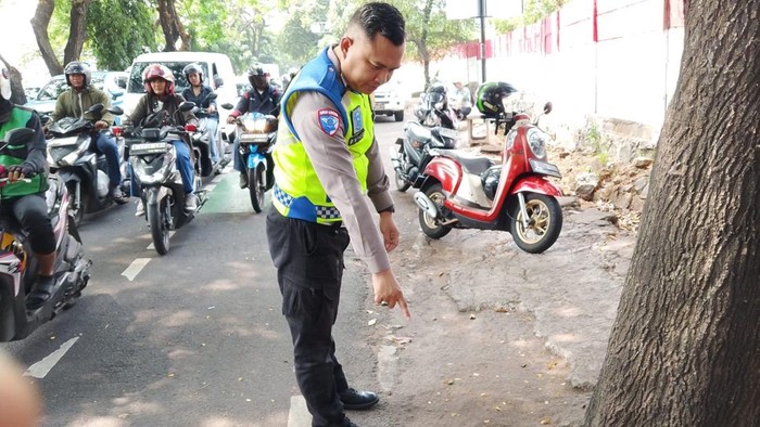 tkp-kecelakaan-pemotor-tewas-usai-tabrak-trotoar-di-depok-1785999184753_169