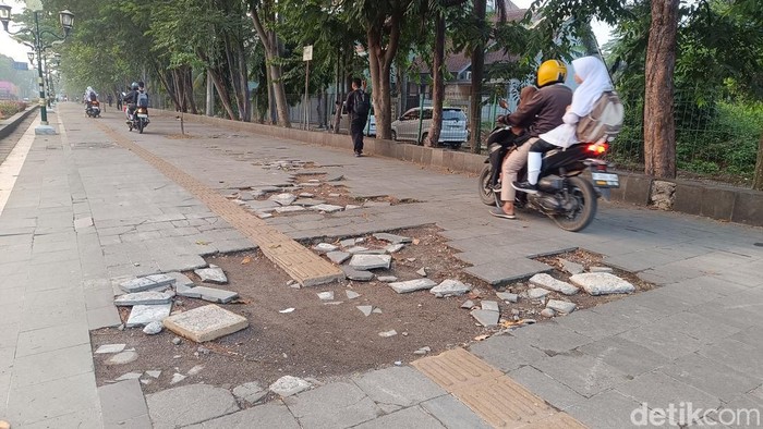 trotoar-di-jalan-alternatif-sentul-bogor-sering-dilewati-motor-sampai-rusak-rizkydetikcom-1785980261197_169