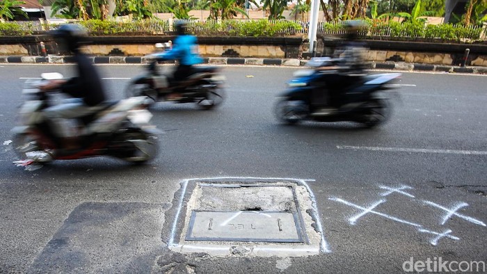 tutup-manhole-rusak-jalan-perbatasan-ciputat-pondok-pinang-terancam-amblas-1786710996664_169
