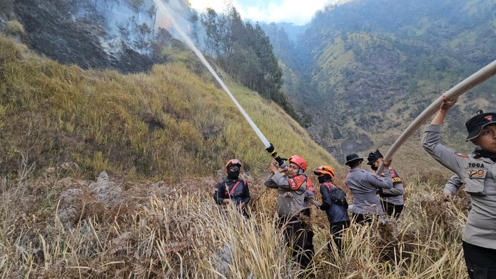 Muncul Titik Api di JLKT Bromo, Petugas Cegah Merembet ke Seruni