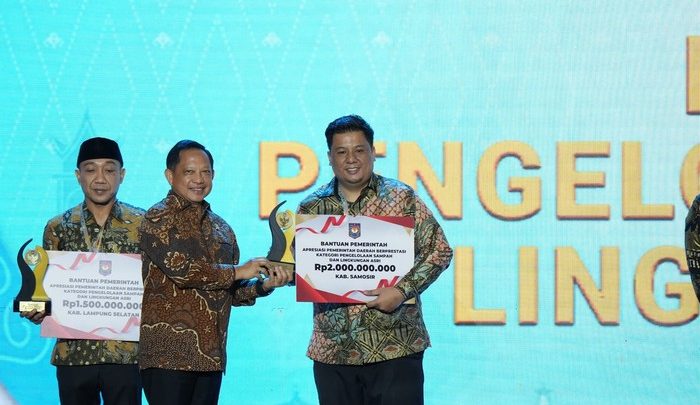 Vandiko Terima Penghargaan Samosir Terbaik I Pengelolaan Sampah-Lingkungan