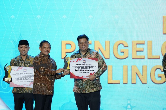 vandiko-terima-penghargaan-samosir-terbaik-i-pengelolaan-sampah-lingkungan-1786627290846