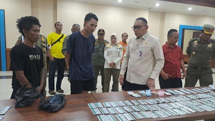 wali-kota-jakarta-pusat-arifin-tiga-kanan-dalam-acara-rilis-penangkapan-dua-tersangka-dan-barang-bukti-obat-ilegal-di-tanah-ab-1786643853340_169