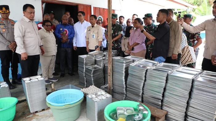 wamendagri-dorong-evaluasi-menyeluruh-tata-kelola-mbg-usai-keracunan-papua-1786019051110_169