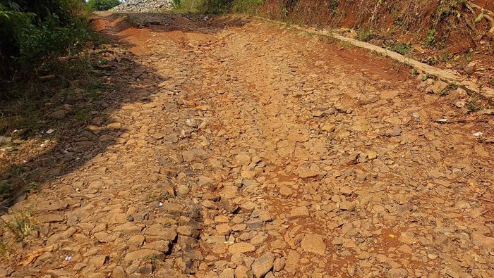 Warga Pandeglang Teken Petisi Protes Jalan Rusak, Pemprov Banten Janji Perbaiki