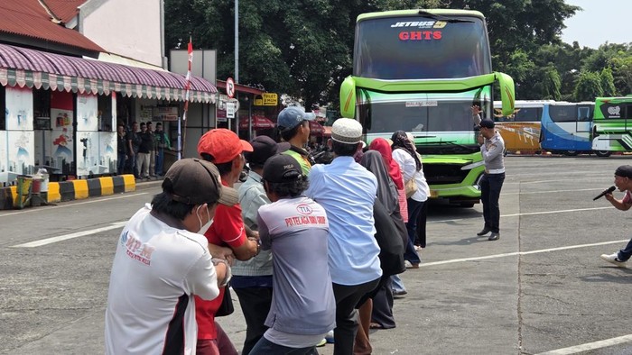 Saat Ibu-ibu Juga Ikut Lomba Tarik Bus Double Decker Jelang 17 Agustus
