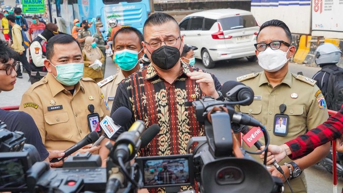 anggota-dprd-dki-jakarta-hardiyanto-kenneth-di-wawancara-awak-media-pada-saat-membagikan-masker-gratis-di-latumenten-jakarta-b-1788888608510_169