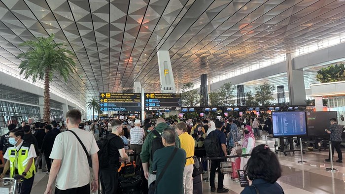 antrean-penumpang-reschedule-mengular-di-soetta-1788673854114_169