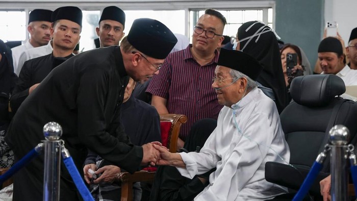 anwar-ibrahim-saat-menghadiri-pemakaman-siti-hasmah-istri-mahathir-mohamad-dok-akun-x-anwar-ibrahim-1790600732687_169