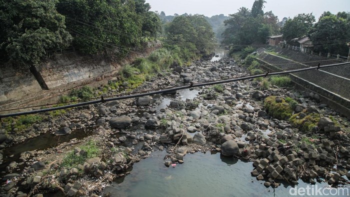 bendung-katulampa-surut-warga-manfaatkan-untuk-bermain-memancing-1789798801532_169