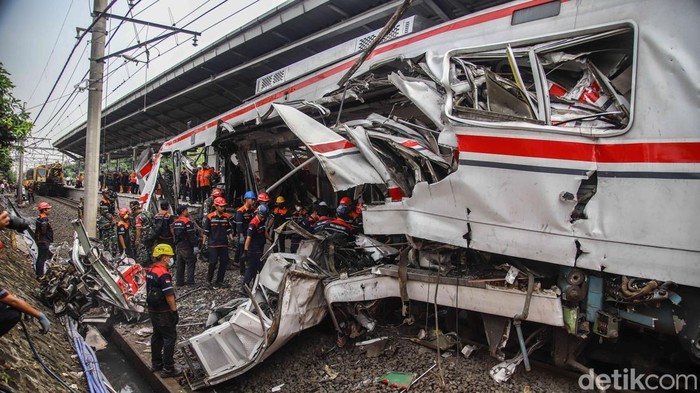 detik-detik-evakuasi-gerbong-krl-usai-tabrakan-maut-di-bekasi-timur-1777349376599_169