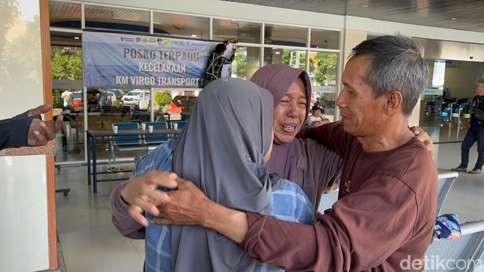 ela-memeluk-erat-keluarganya-usai-dapat-kabar-suaminya-yang-turut-dalam-kapal-virgo-transport-8-dipastikan-selamat-1789287037859_169