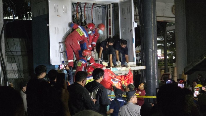 evakuasi-mayat-dalam-gardu-listrik-di-stasiun-lrt-pancoran-taufikdetikcom-1788271103616_169-1