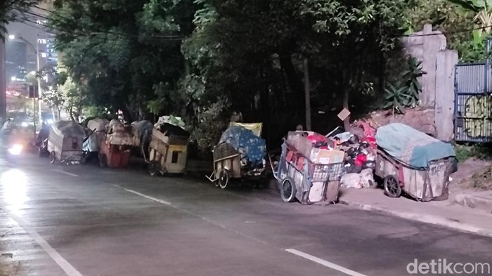 gerobak-sampah-mangkal-di-trotoar-tendean-1788191710805_169