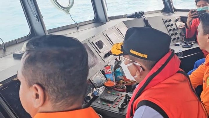 gubernur-banten-andra-soni-mengikuti-proses-pencarian-lima-jurnalis-dan-tiga-awak-speedboat-yang-hilang-di-area-gunung-anak-kr-1789106706099_169