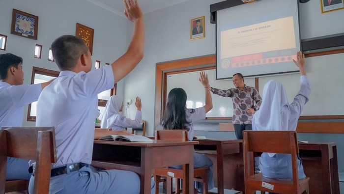 ilustrasi-guru-mengajar-di-dalam-dan-luar-kelas-ilustrasi-siswa-belajar-1764311313200_169