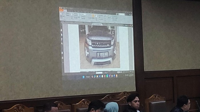 jaksa-menampilkan-foto-foto-barang-bukti-yang-disita-terkait-kasus-dugaan-korupsi-kuota-haji-muliadetikcom-1788843158655_169