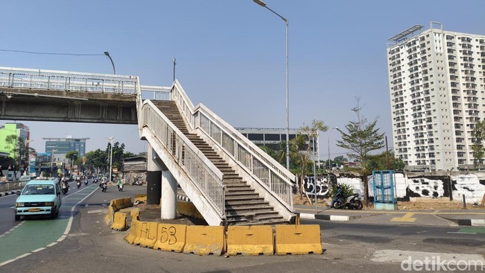 jpo-di-jalan-dewi-sartika-cawang-yang-mengarah-ke-jalan-otto-iskandardinata-viral-usai-kondisi-salah-satu-akses-naik-turun-tan-1788580291418_169
