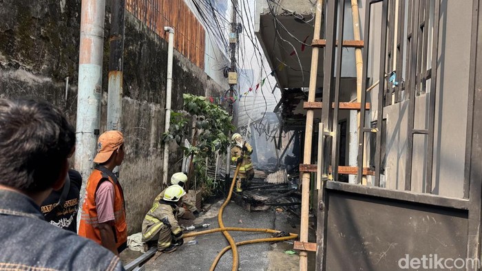 kebakaran-terjadi-di-permukiman-kawasan-gambir-jakarta-pusat-jakpus-asap-hitam-membubung-di-sekitar-lokasi-adhfardetikcom-1788163473272_169