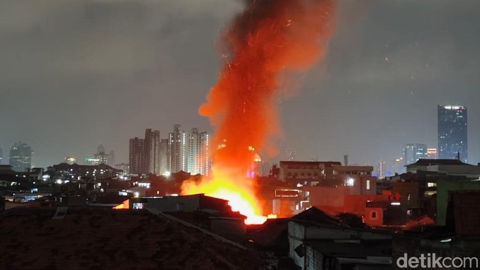 kebakaran-terjadi-di-permukiman-padat-petamburan-jakarta-pusat-rabu-3092026-dini-hari-1790712757447_169