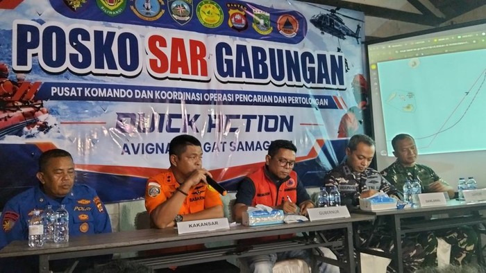 kepala-kantor-pencarian-dan-pertolongan-banten-al-amrad-bersama-dengan-gubernur-banten-andra-soni-dok-aris-rivaldodetikcom-1789311918272_169